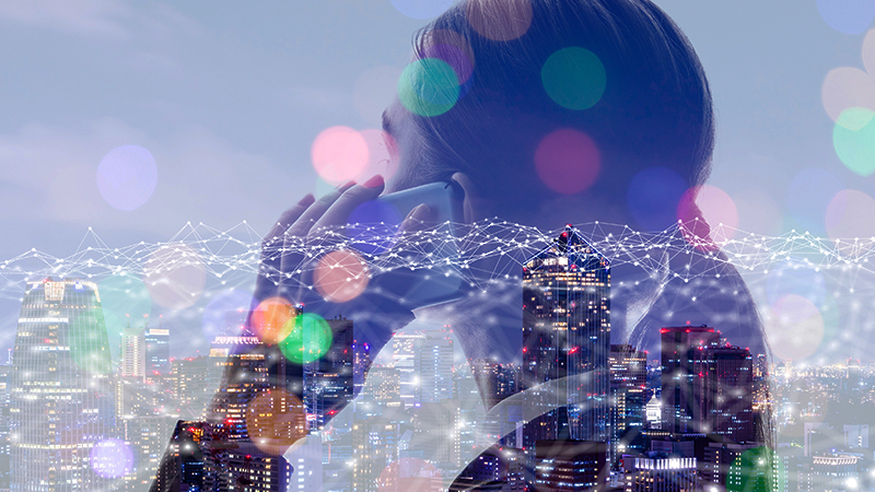 senhora ao telemóvel com fundo tecnologico